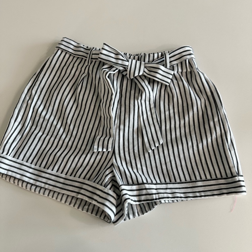 FAVLUX B&W Striped Shorts with tie belt.‎ Size S